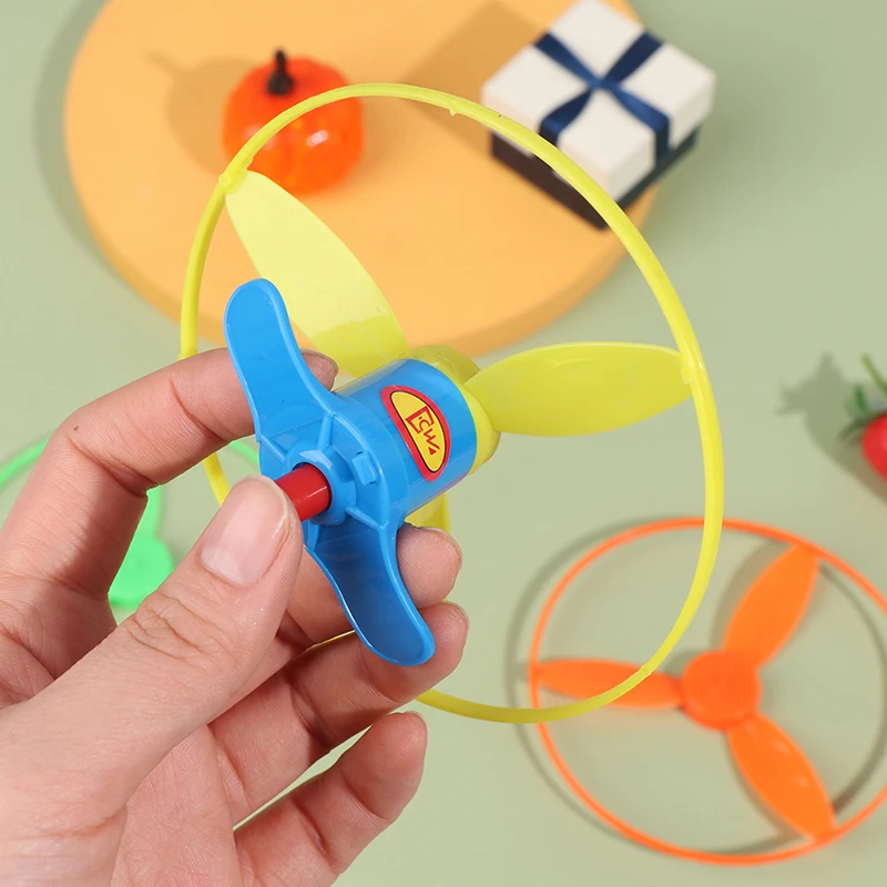 

1Launcher 3 Flying Saucers Outdoor Dragonfly Launcher Kids Toy Hand Twisting Flying Saucer Throw Catch Disc Children Funny Gift