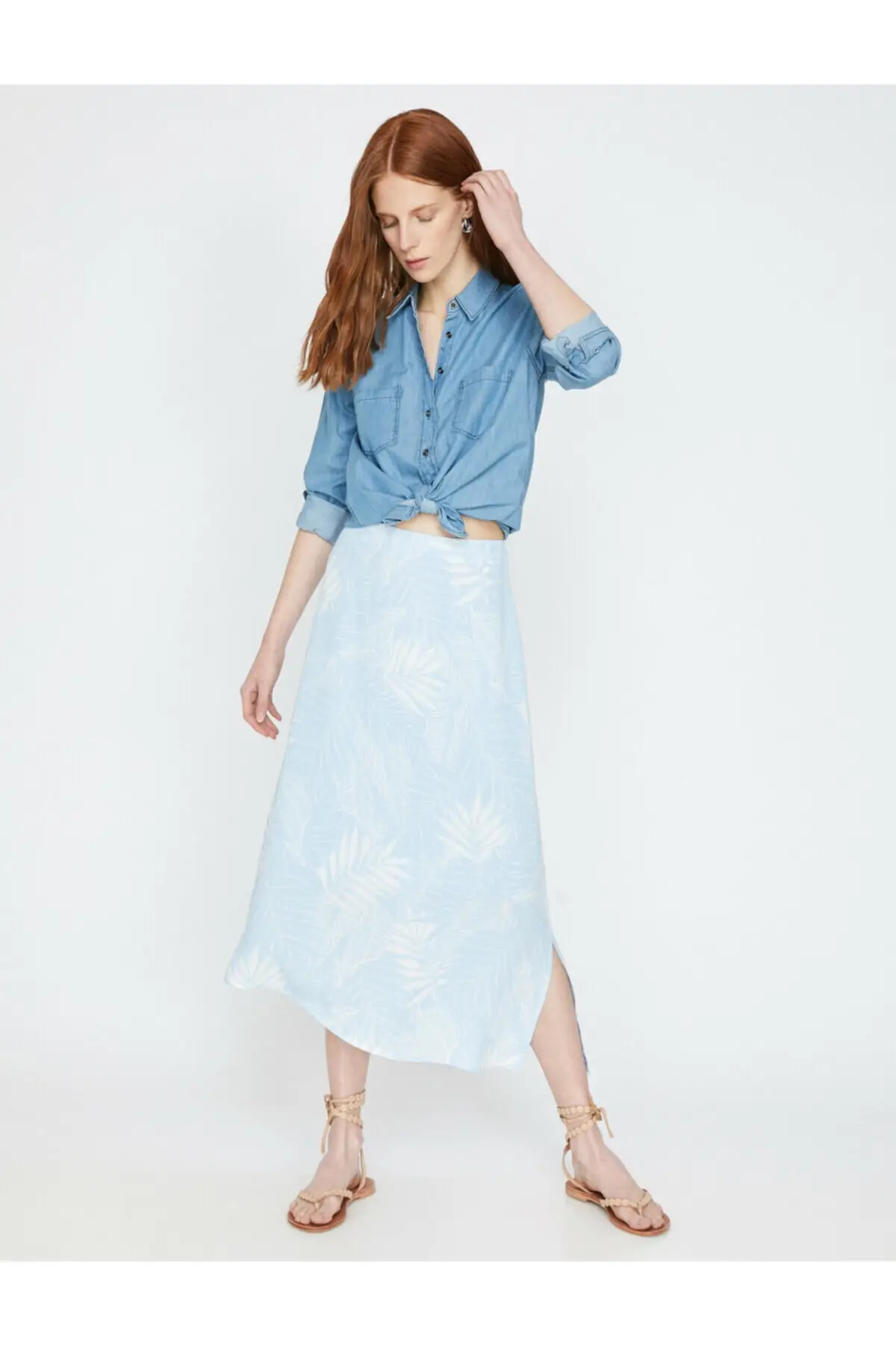 

Женщина с синим цветочным узором