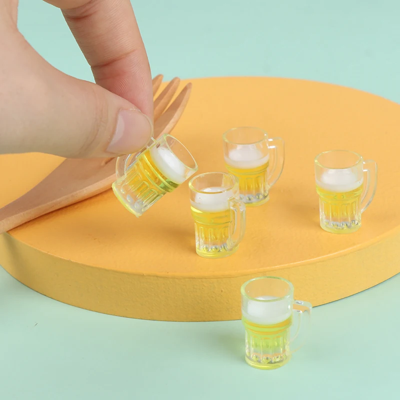 

Миниатюрные стаканы для пива, 10 шт., маленькие стаканы из смолы, модель кукольного домика, современный домашний стол, кукольные домики, украш...