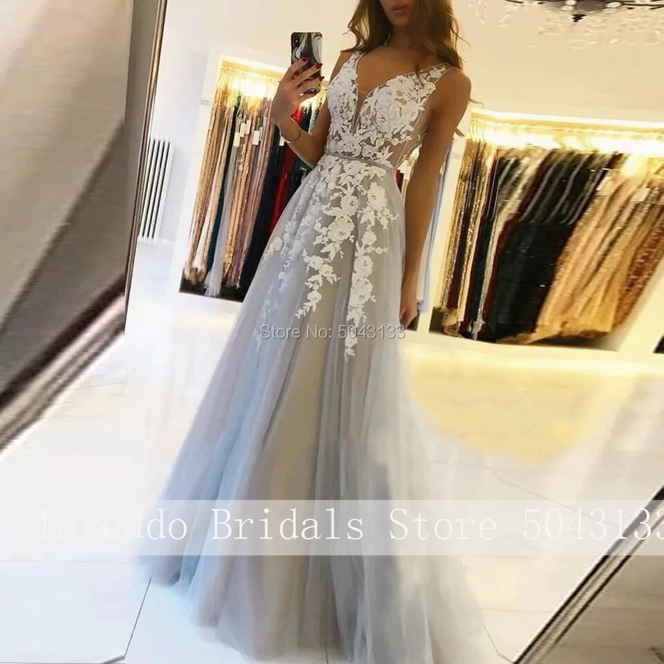 Серебристо-серое свадебное платье с V-образным вырезом и аппликацией цвета