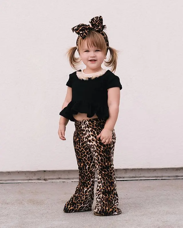 

Летние комплекты из 3 предметов Однотонная футболка с короткими рукавами для маленьких девочек + расклешенные леопардовые штаны + Тюрбан