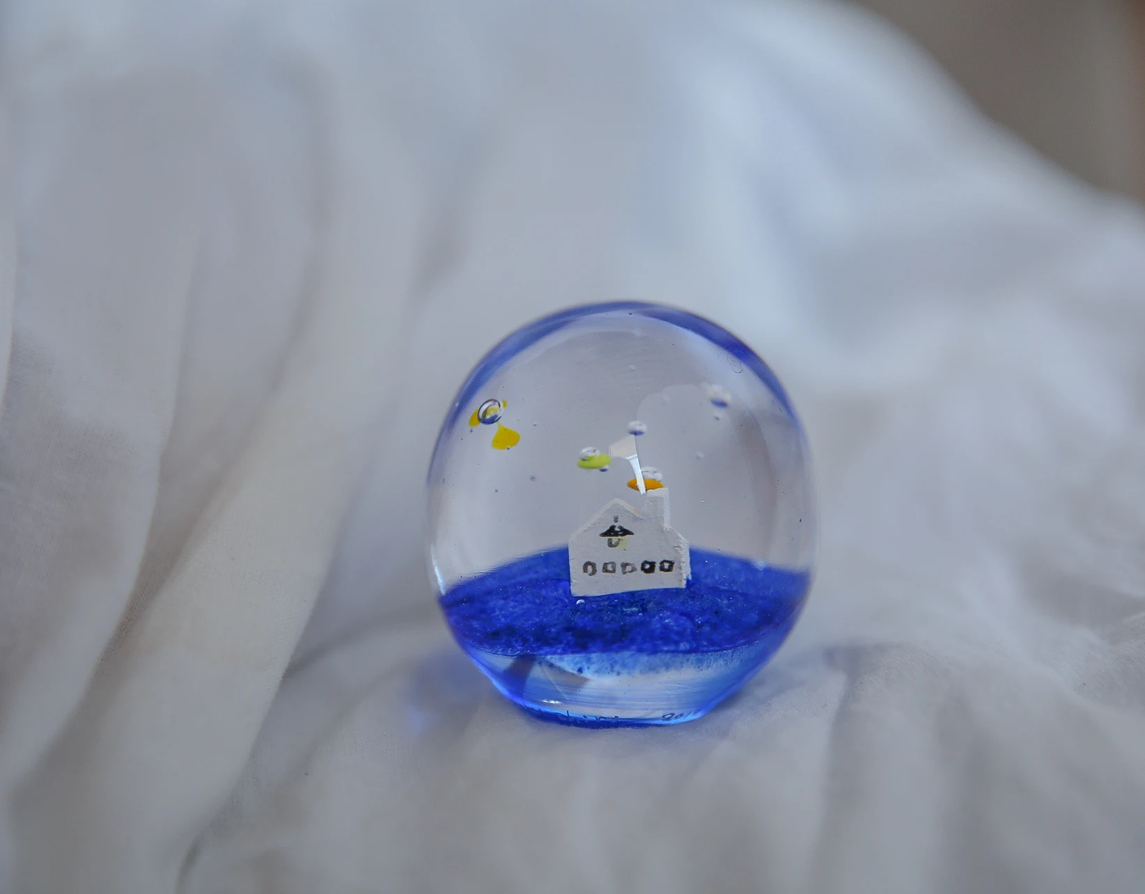 

Cute Train Small Ornaments Paper Town Paperweight Decoration Home Decoration Glass Furnishing Article