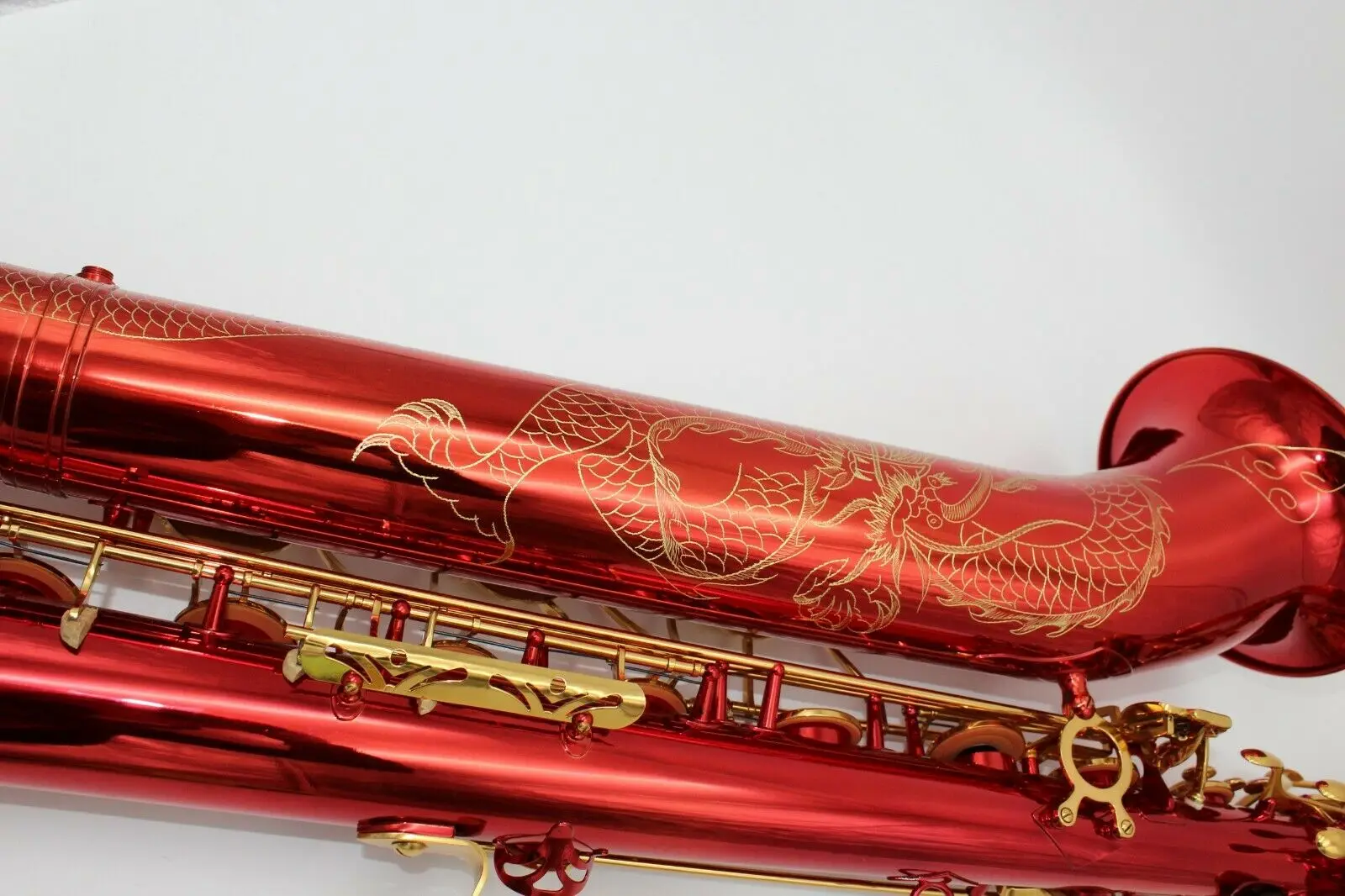 Koop Fabriek Aangepaste Handelsmerk Muziek Pro Rood Gelakt Bariton Saxofoon Met Dragon Gravures