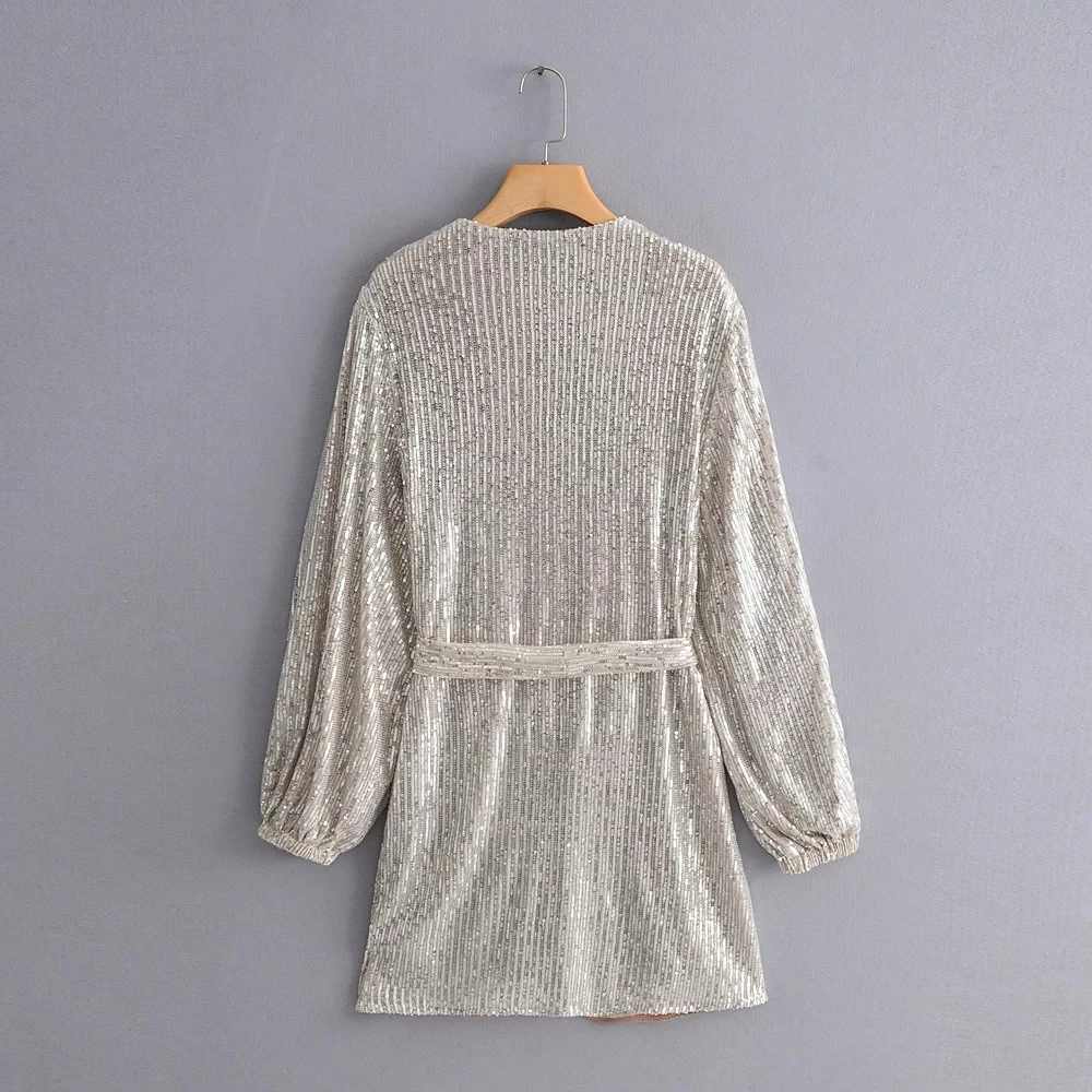 Соблазнительное серебристое платье с блестками и глубоким v-образным вырезом