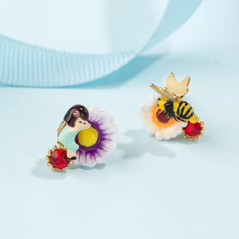 

925 Silver Needle Asymmetrical Personality Daisy Bee Flower Fairy Stud Earrings Mori Temperament Niche Design Earrings