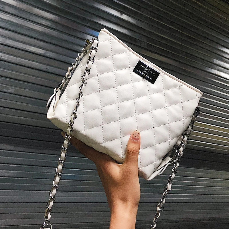 Новая маленькая женская сумка мессенджер на лето 2019 почтальонка с цепочкой белая