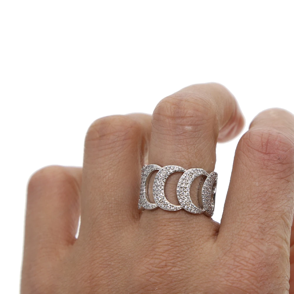 Мужское кольцо в стиле хип хоп серебристое с кубинским цирконием класса ААА