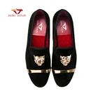 Новые модные мужские вечерние и свадебные Лоферы ручной работы; Мужская бархатная обувь с тигром и золотой пряжкой; Мужские модельные туфли; Мужская обувь на плоской подошве