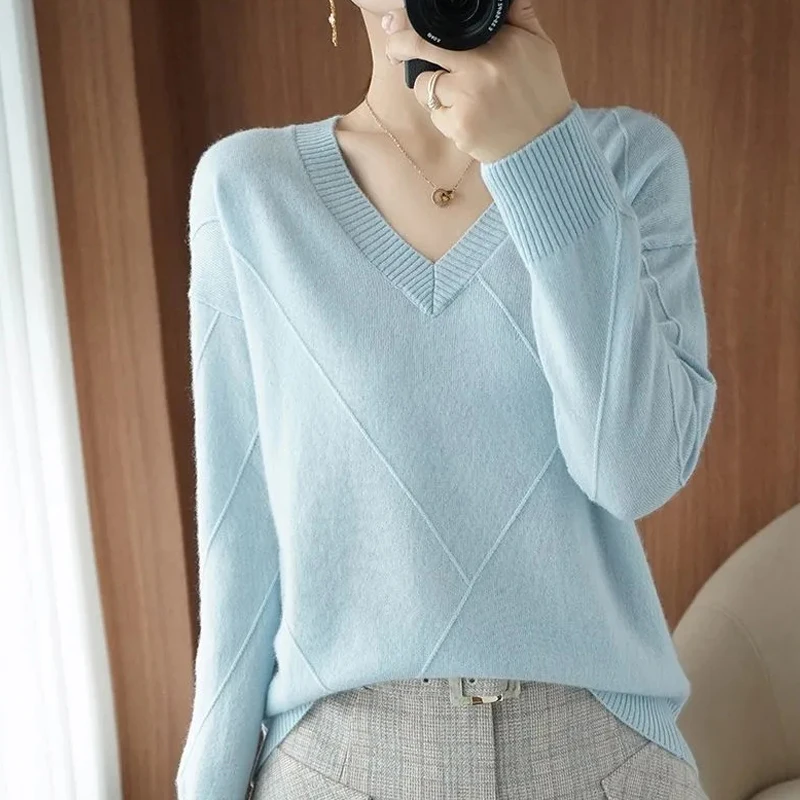 

Женский трикотажный свитер с V-образным вырезом и длинным рукавом