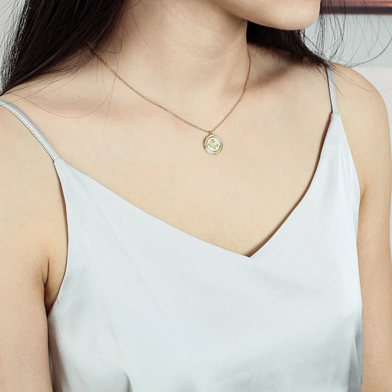 

Silvology 925 Sterling Silver Round Flower Pendant Necklace High Quality 18K Elegant Necklace for Women Romantic Jewelry Gift