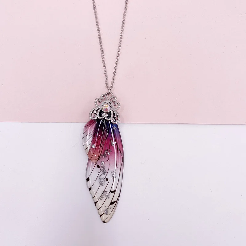 Женское золотистое ожерелье с подвеской в виде бабочки фиолетовым градиентом |