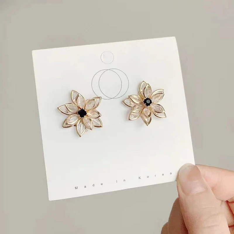 Женские корейские серьги-гвоздики с прозрачными кристаллами и цветком