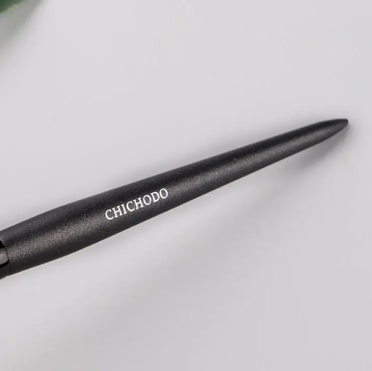 CHICHODO натуральная козья шерсть с длинной ручкой highlighter кисть для смешивания пудры Румяна для макияжа красивая щетка