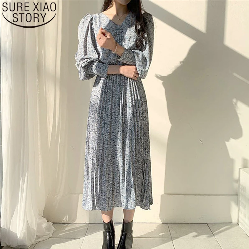 

Vintage Autumn Dress 2022 Fashion Women Floral Print Pleated Slimming Dresses V-Neck Casual Loose Long Dresses 3 Colors 10502