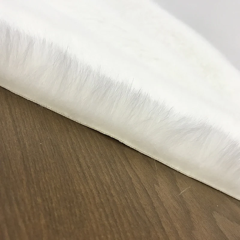 Длинный меховой ковер с пятиконечными звездами белый из искусственной овечьей