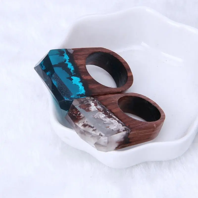 Кольцо ручной работы из деревянной смолы с тайным лесным пейзажем внутри
