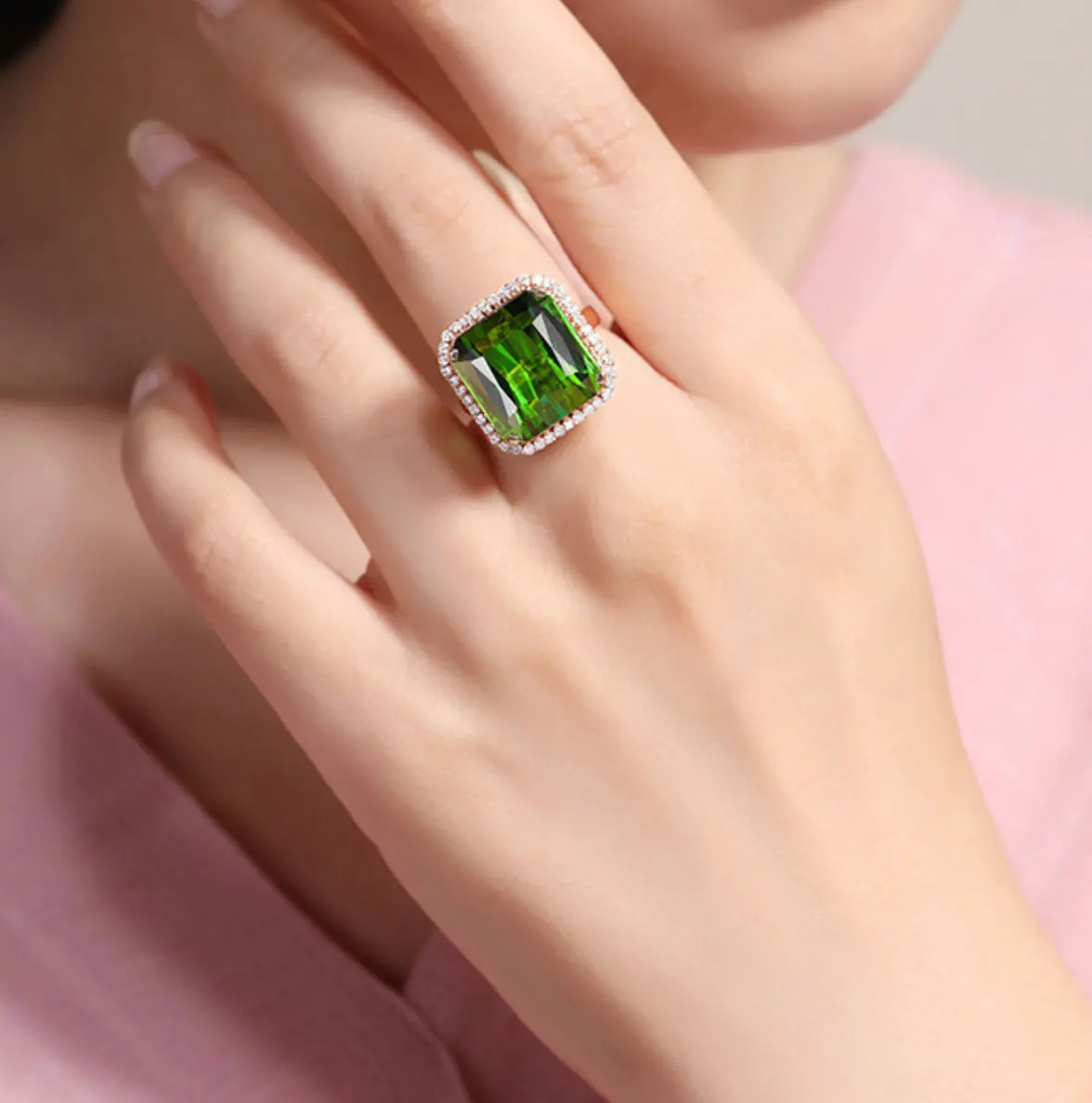 

charming 18K Rose Gold Emerald tourmaline temperament ring