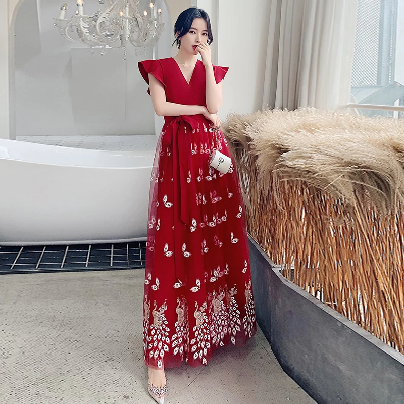 

Вечернее платье с V-образным вырезом, с оборками, короткими рукавами, бантом, поясом, до пола, с аппликациями, трапециевидного силуэта, бордов...