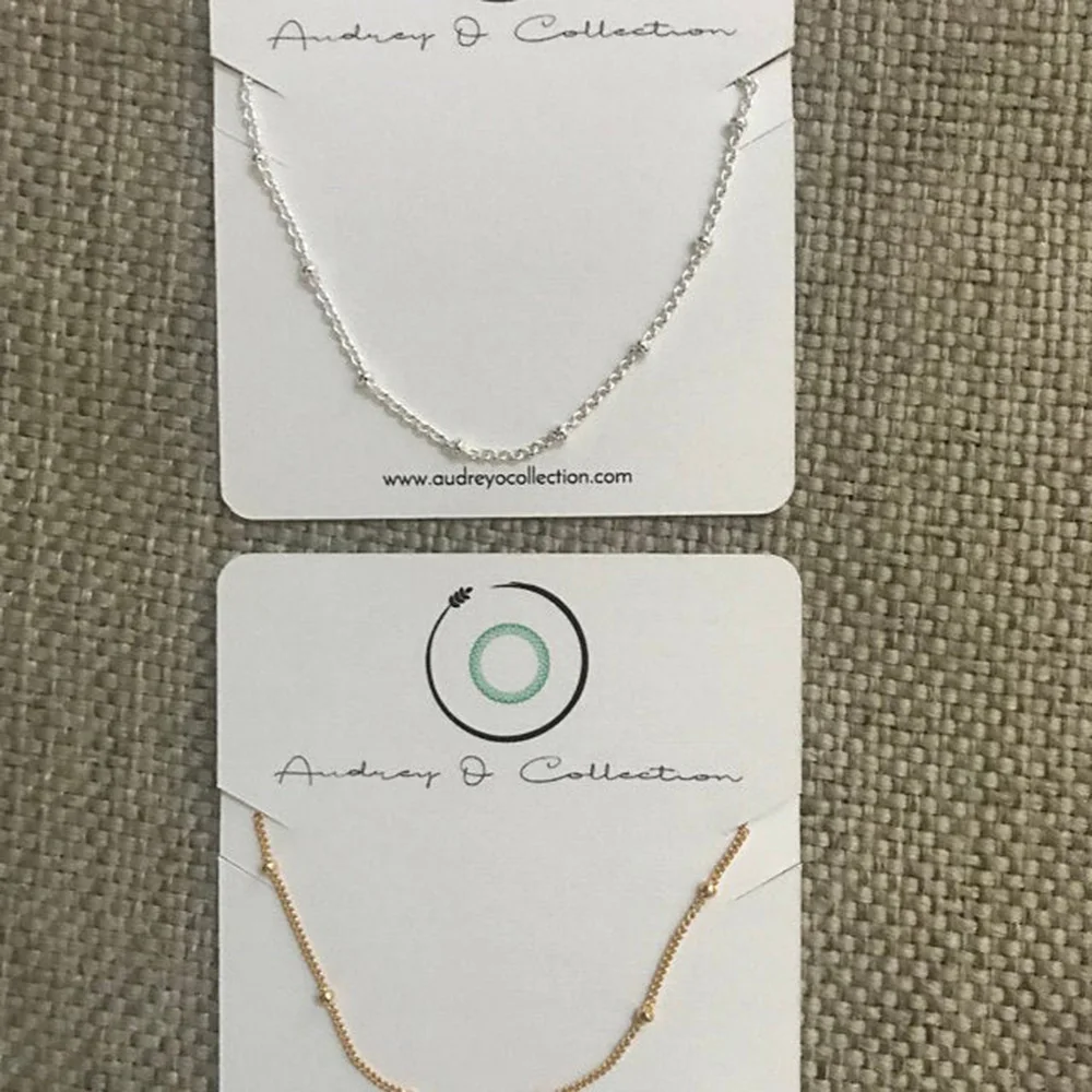 Магазин продавцов на заказ требует ожерелья с карточками и витринами