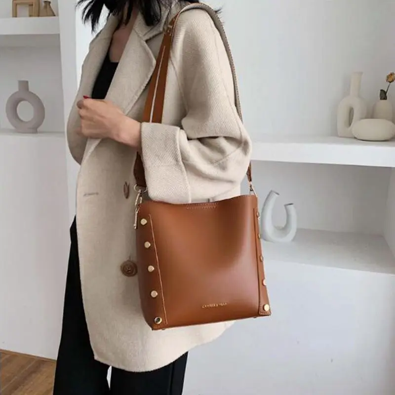 

2020 Messenger bag Women Bucket Shoulder Bag large capacity vintage Matte PU Leather lady handbag Luxury Designer Black Bag
