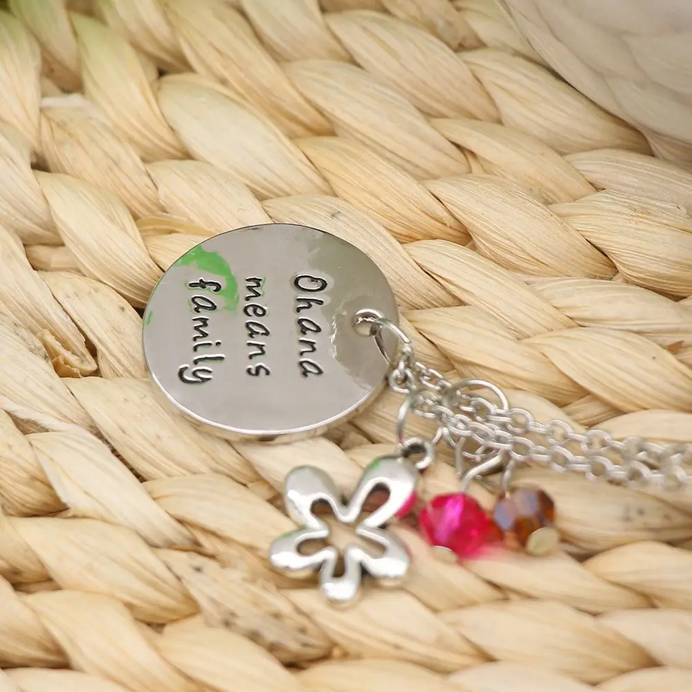 Новая надпись Ohana значит семья с круглой пряжкой очаровательные цветок гибискуса