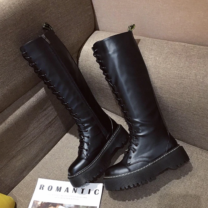 Женские высокие сапоги до колена с круглым носком; ботинки «Martens» в байкерском стиле; обувь для верховой езды на шнуровке; обувь на платформе с боковой молнией; Повседневная шикарная зимняя обувь; большие размеры