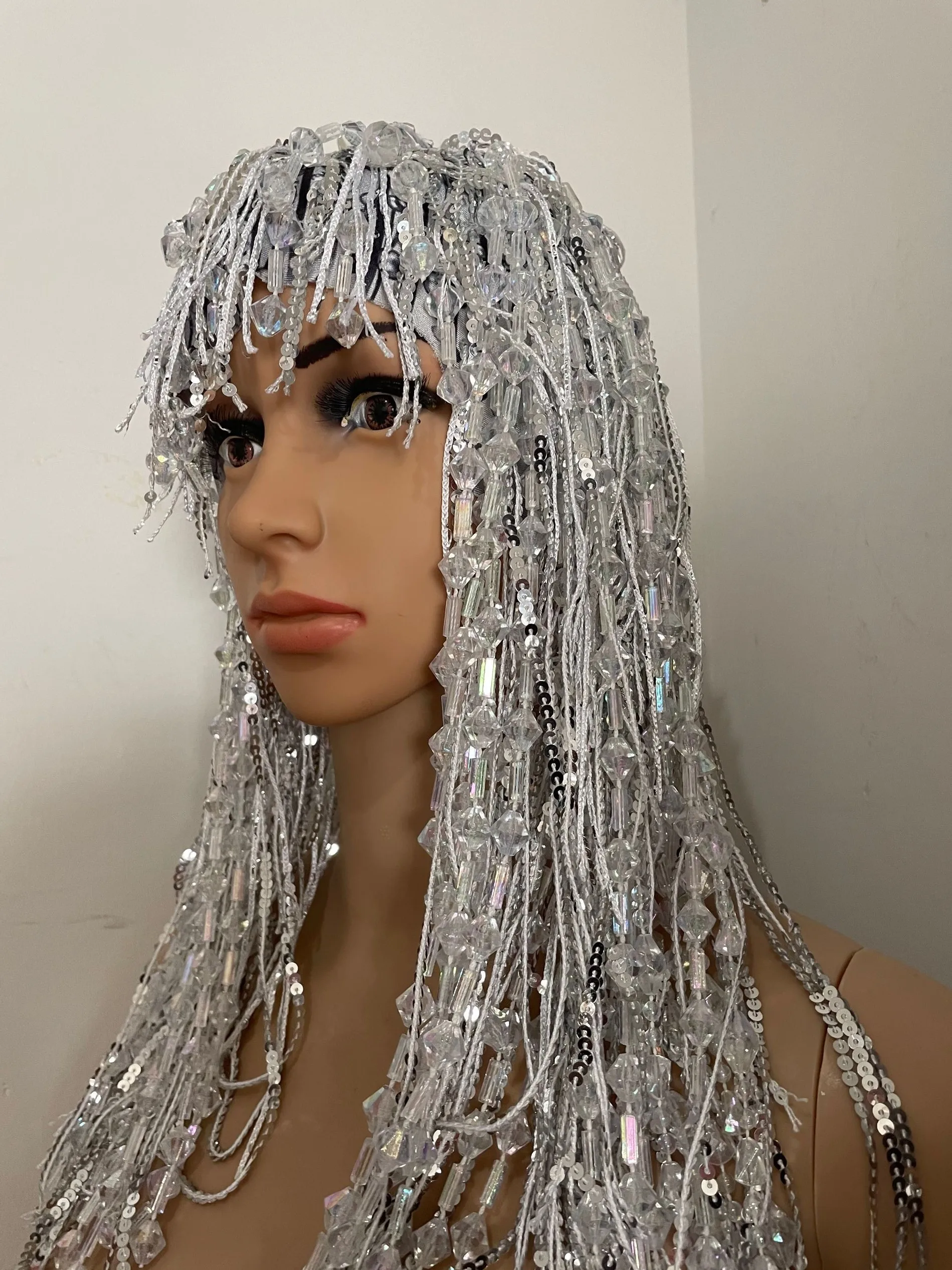 Seksi gümüş pullu kristal püskül peruk kadınlar doğum günü partisi Rhinestone saçaklar şapkalar