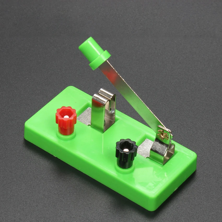 Школьная научно-экспериментальная установка "Однополюсный переключатель для подключения электрических цепей" для изучения физики и электротехники.