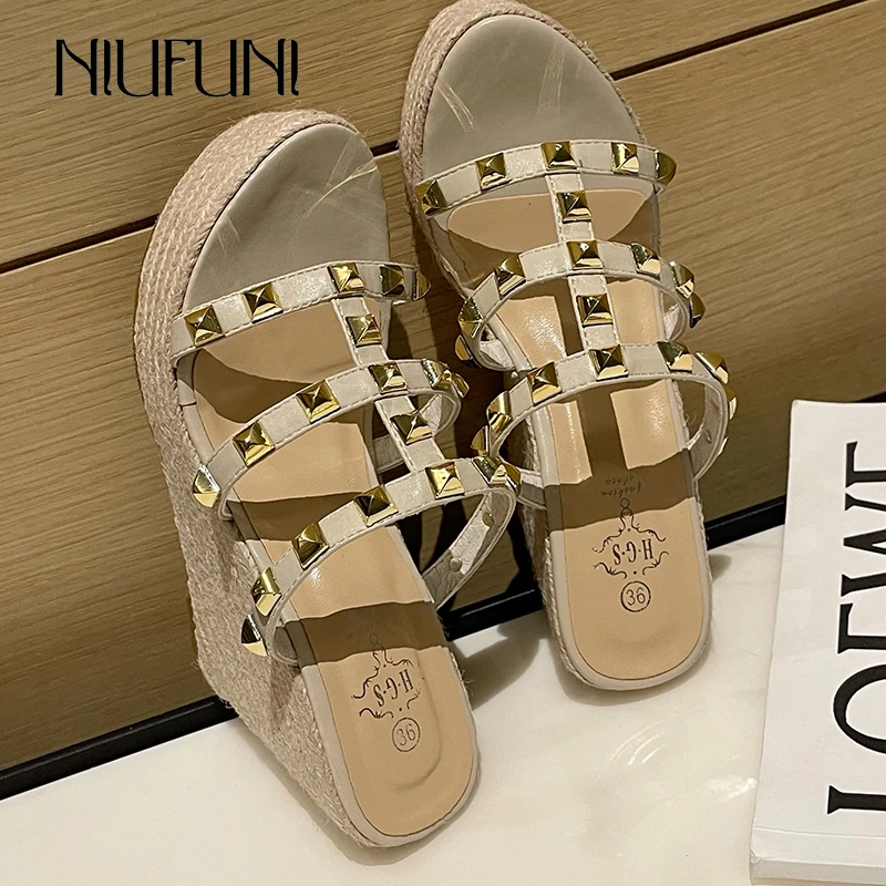 

NIUFUNI Women's Shoes 2022 New Early Spring Rivet High-Heeled Straw Wedge Open-Toed Platform Sandals Size 34-39 Party Shopping