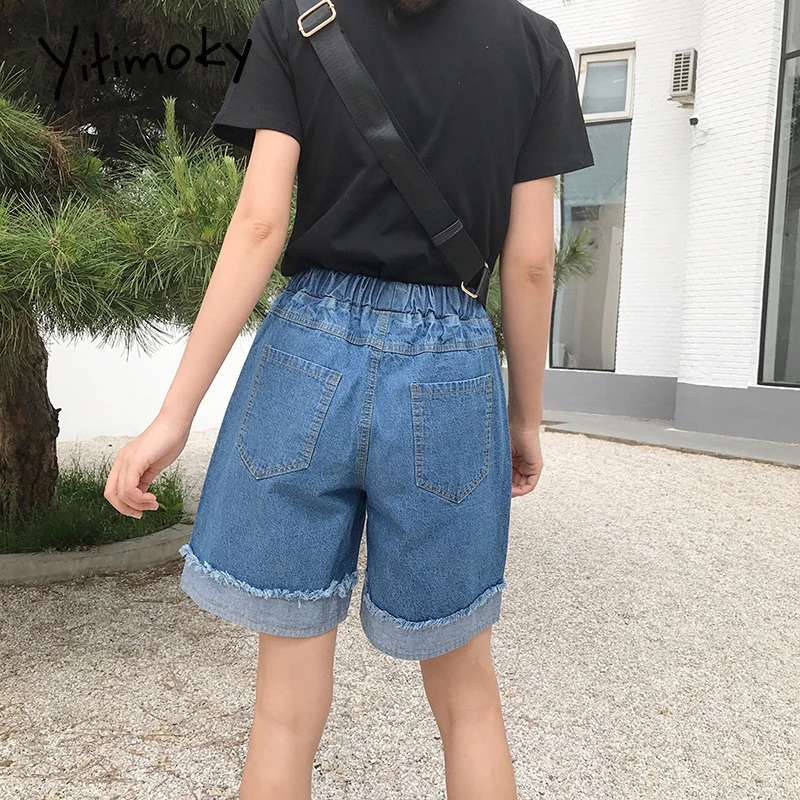 Женские джинсовые шорты свободные однотонные с высокой талией и бахромой на