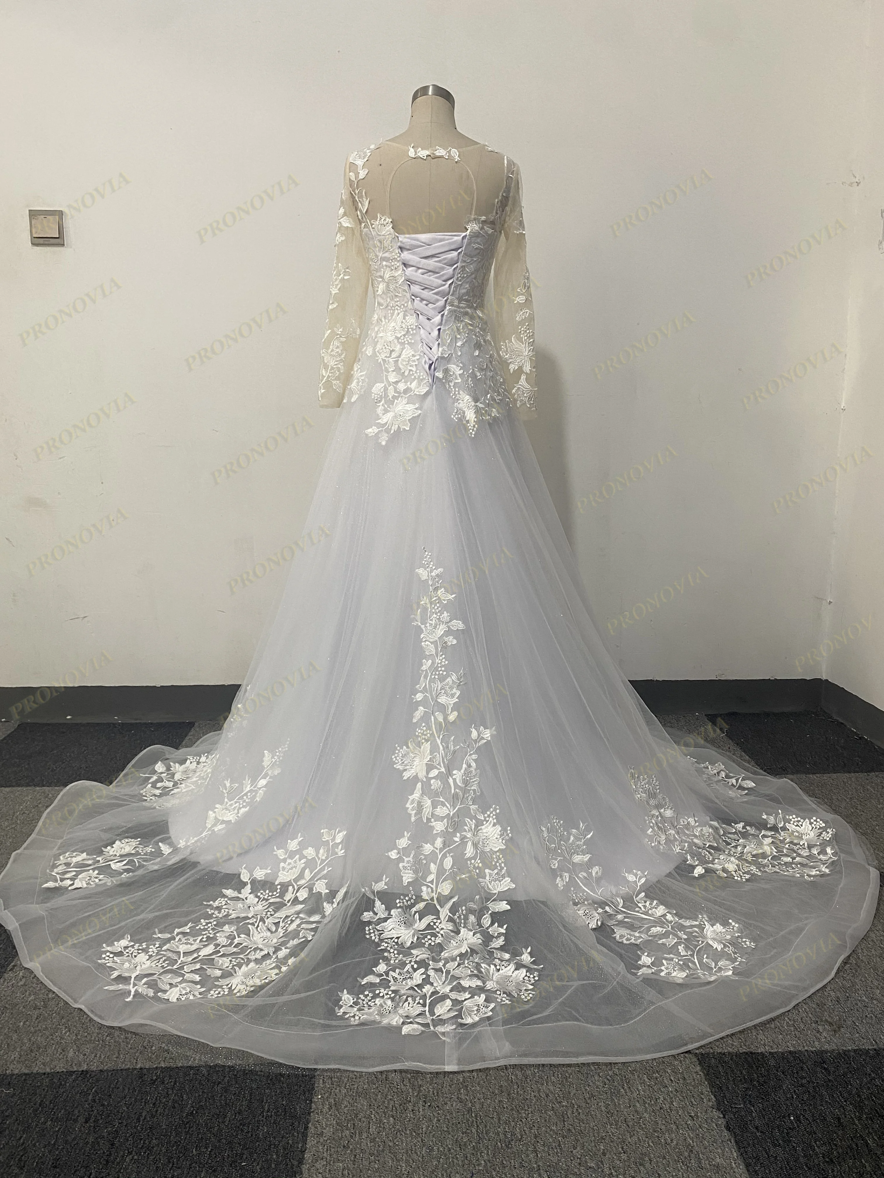 Кружевное свадебное платье с аппликацией из блестящего тюля длинными рукавами и