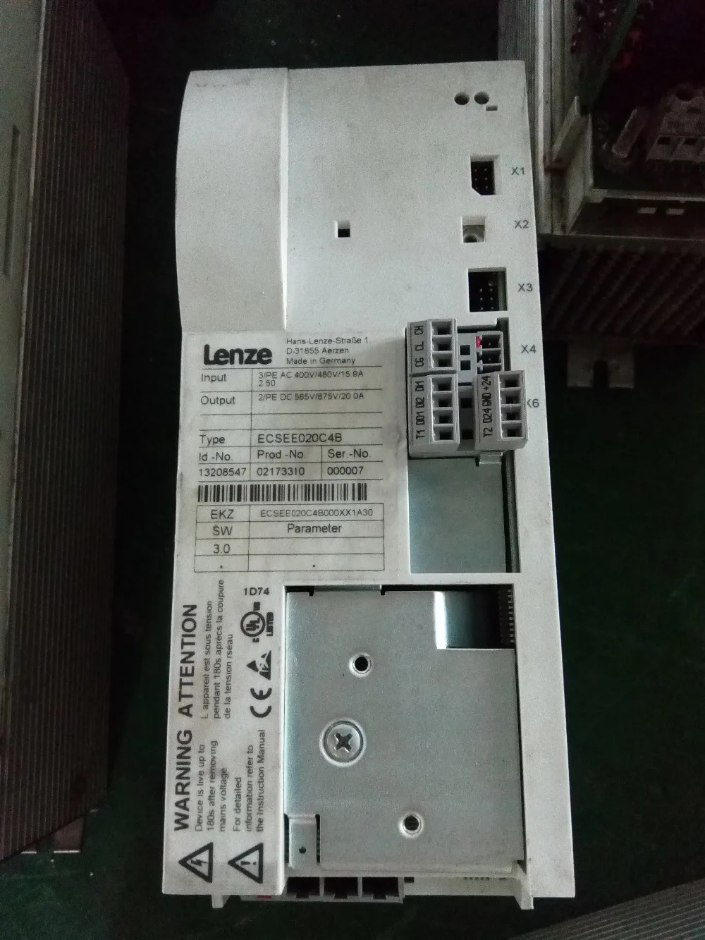 Контроллер сервопривода Lenze ECSEE020C4B используется в хорошем состоянии |