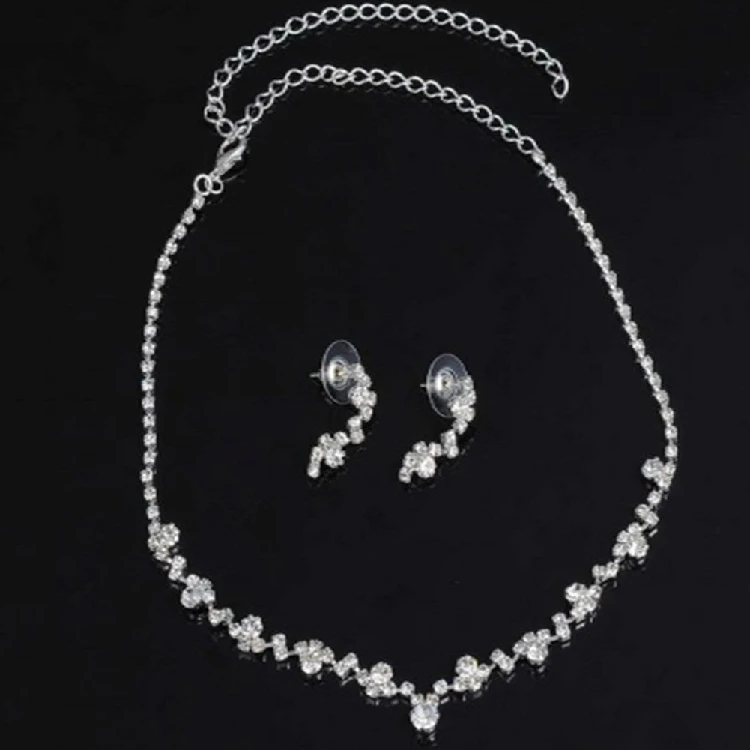 Характерное ожерелье с бриллиантами Простыми линиями и серьгами простой