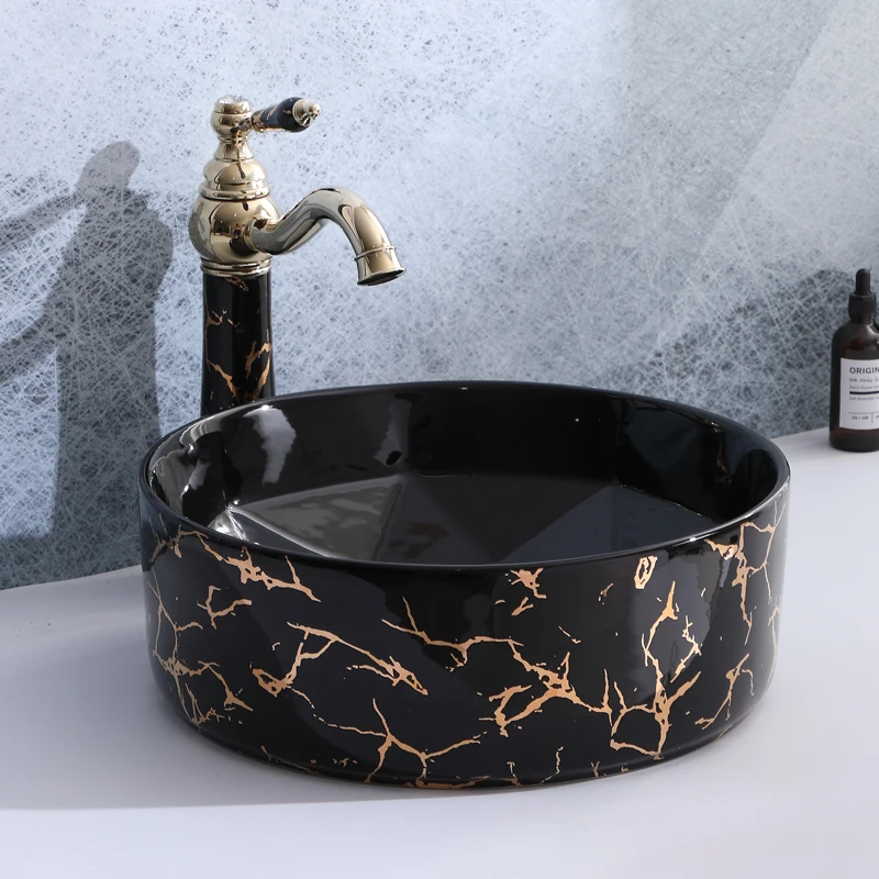 Керамическая раковина черного и золотого цвета прямоугольная для умывальника