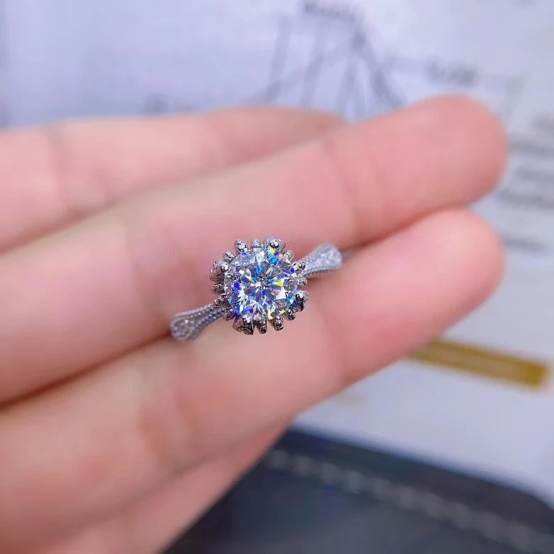 

Кольцо женское из серебра 925 пробы с муассанитом, 1 карат