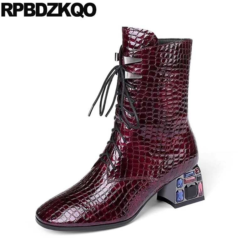 Женские ботильоны со змеиным принтом винно красные ботинки на шнуровке стразами