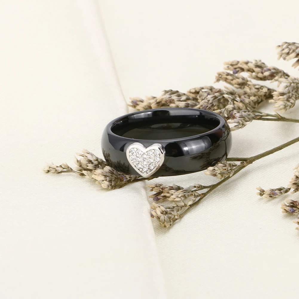 Женское керамическое кольцо в форме сердца гладкое шириной 6 мм с блестящим