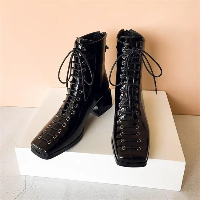 Зимняя женская обувь ботильоны на шнуровке модная из лакированной кожи с
