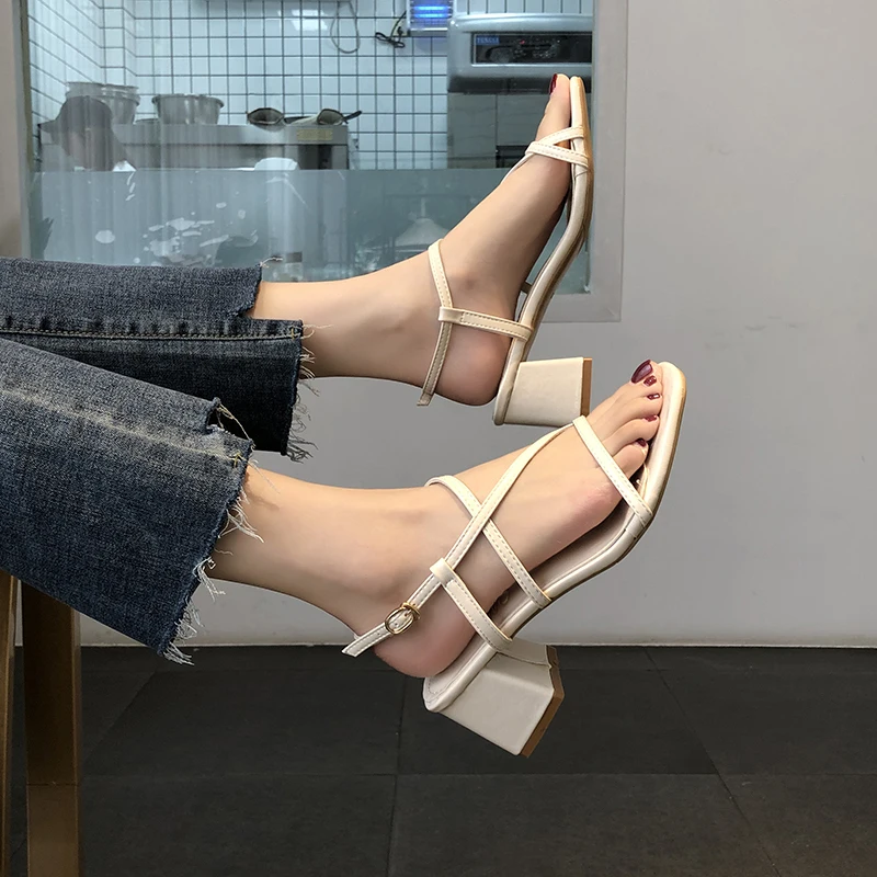 Новые модные летние женские босоножки пикантные Модные римские сандалии на