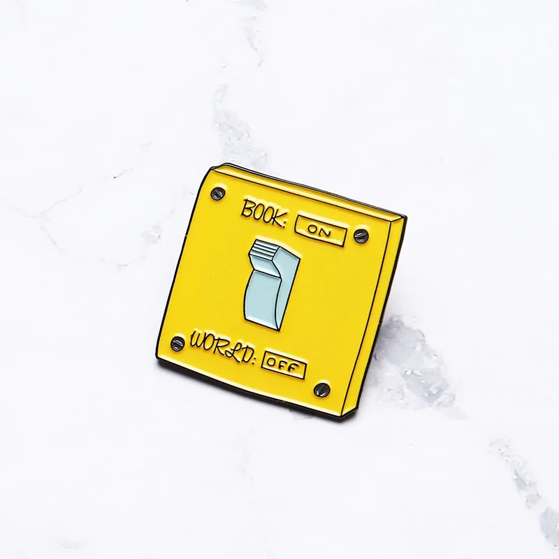 Жёлтый квадратный эмалированный значок в форме книги ON World OFF Pins учебный