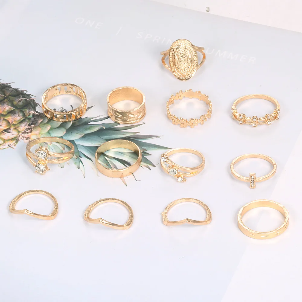 Женский комплект колец для пальцев средней длины золотистого цвета с