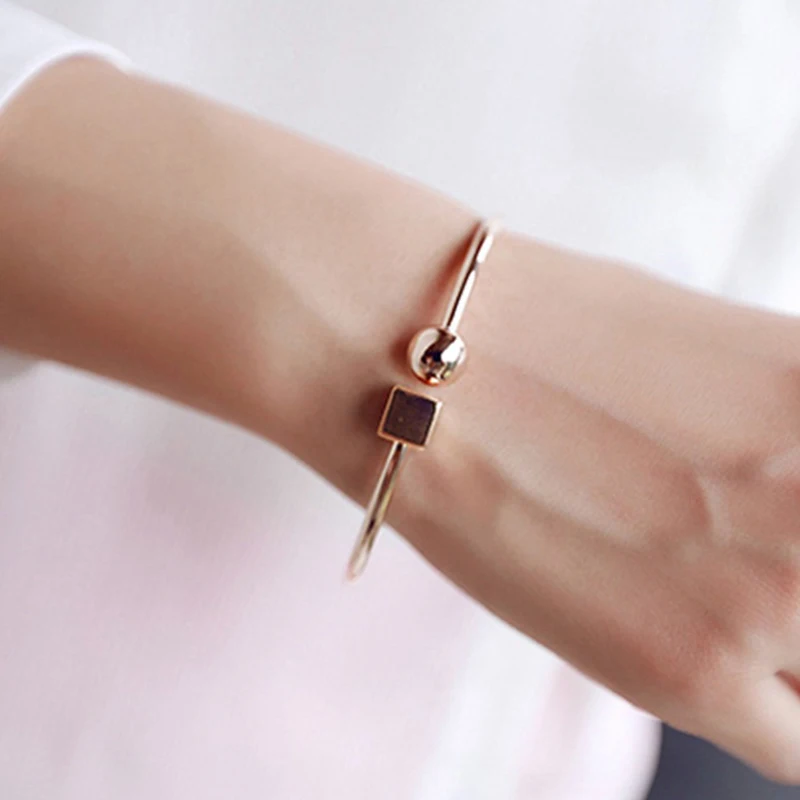 

Korean fashion style shows temperament square circular geometric thin bracelet bracelet bracelet decorative wrist accessories