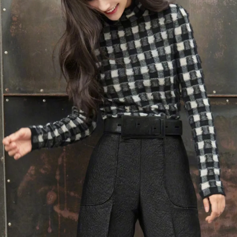 Женский трикотажный пуловер в клетку белый черный свитер с высоким воротником на