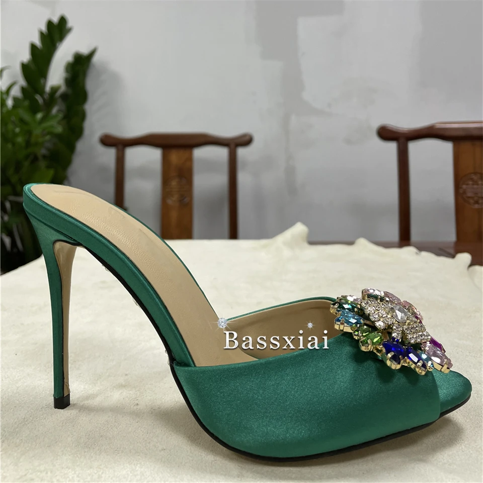 Женские атласные туфли на шпильке с открытым носком и стразами | Обувь