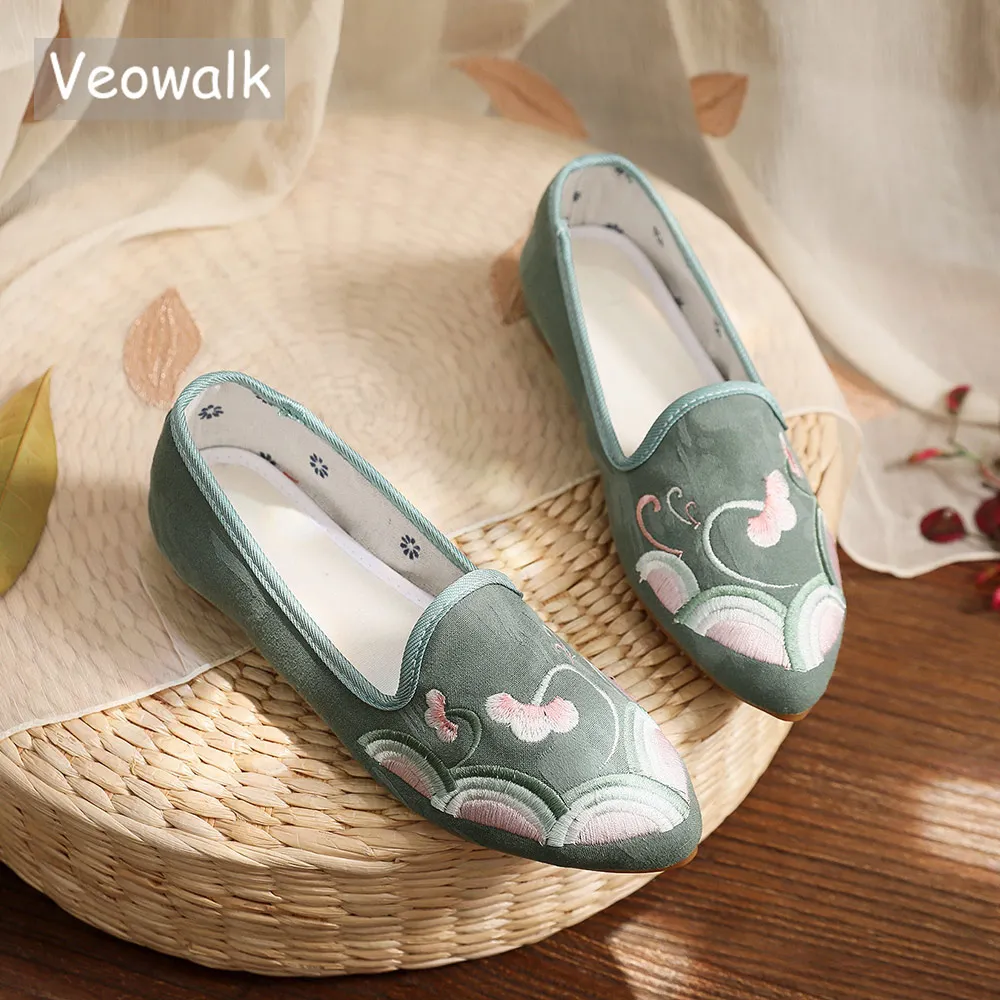 

Veowalk Flower Embroidered Women Cotton Fabric Pointed Toe Flat Shoes Comfortable Slip On Flats Ladies Chinese Style Shoes