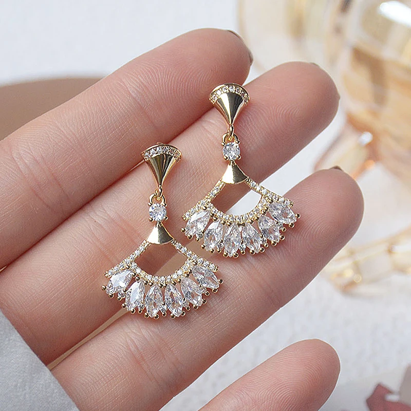 

Exquisite copper inlaid zirconium hollow fan earrings 14K real gold electroplating women's prom party earrings Korean jewelry