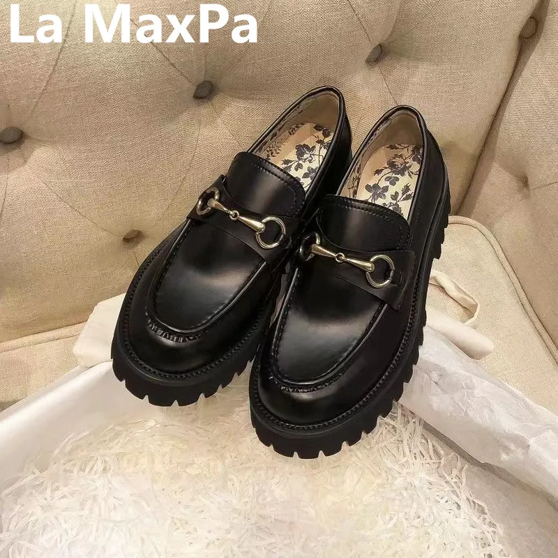 

2022 Retro Black Patent Leather Metal Buckle Flats Chunky Flat Shoes Ladies Fashion Casual Slip on Thick Platform Loafers Women