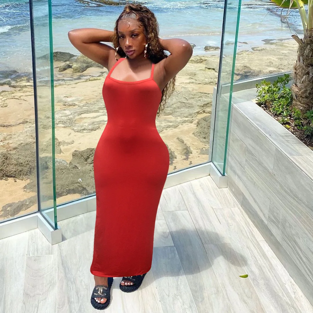 

Женское однотонное платье-футляр без рукавов с открытыми плечами