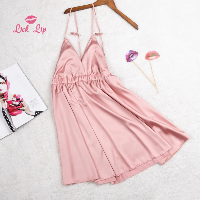 Женская шелковая ночная рубашка на бретельках с глубоким V-образным вырезом |