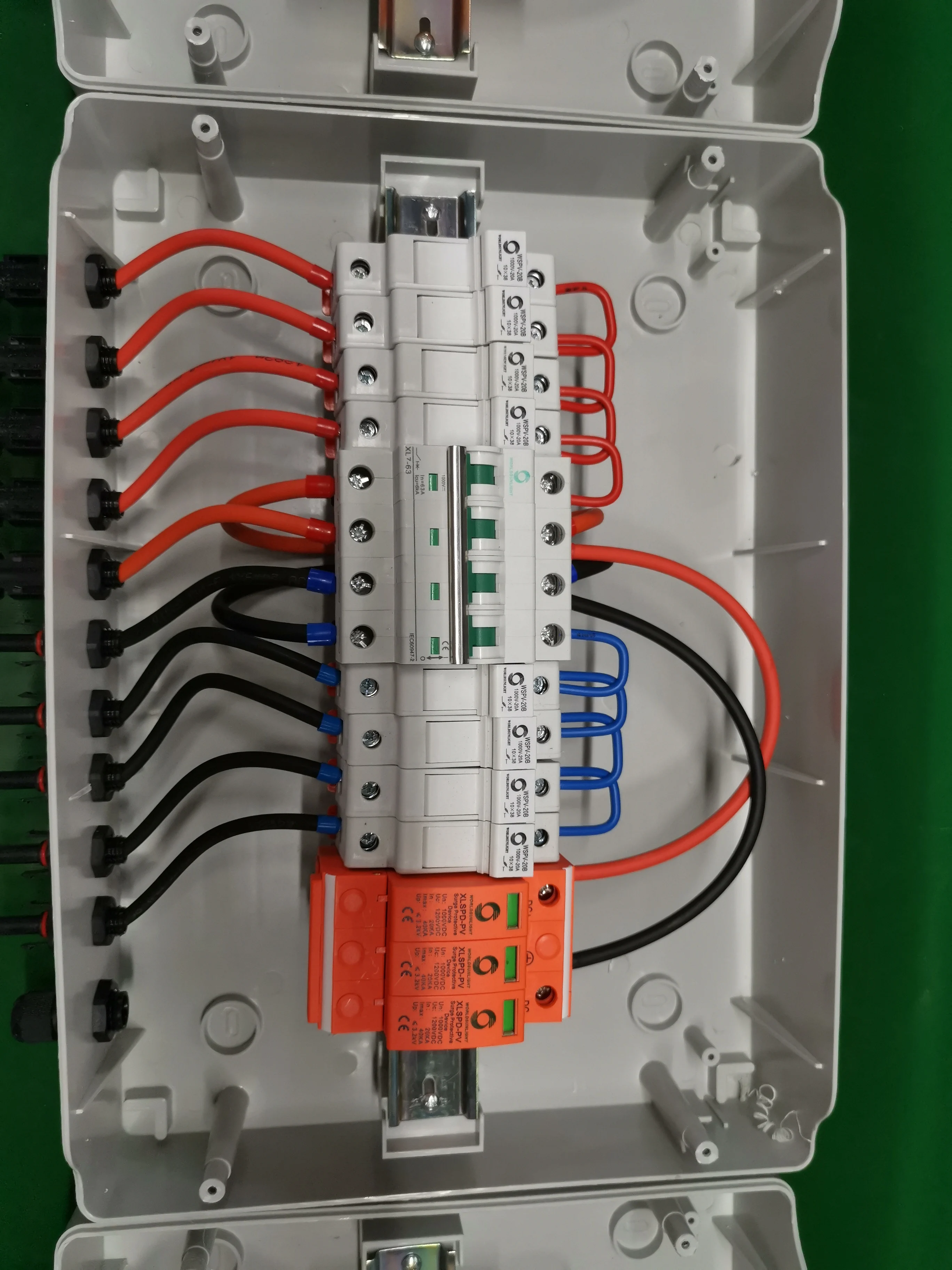 WSDB-PV4/1 фотогальванический массив Combiner Box 4 струны PV солнечный вход Массив 1 PV солнечный выход для решетки Солнечной генераторной системы